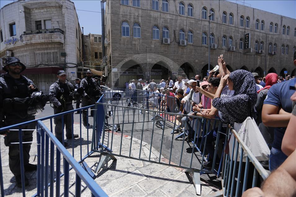 Pas mbylljes së Xhamisë Al-Aksa, palestinezët xhumanë e falën në rrugë