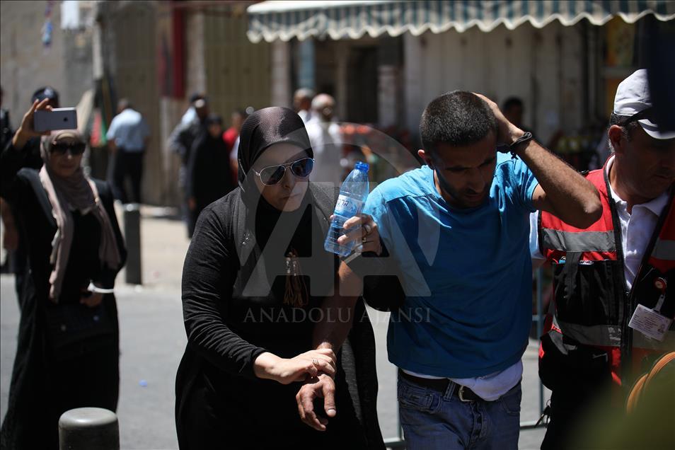 Pas mbylljes së Xhamisë Al-Aksa, palestinezët xhumanë e falën në rrugë