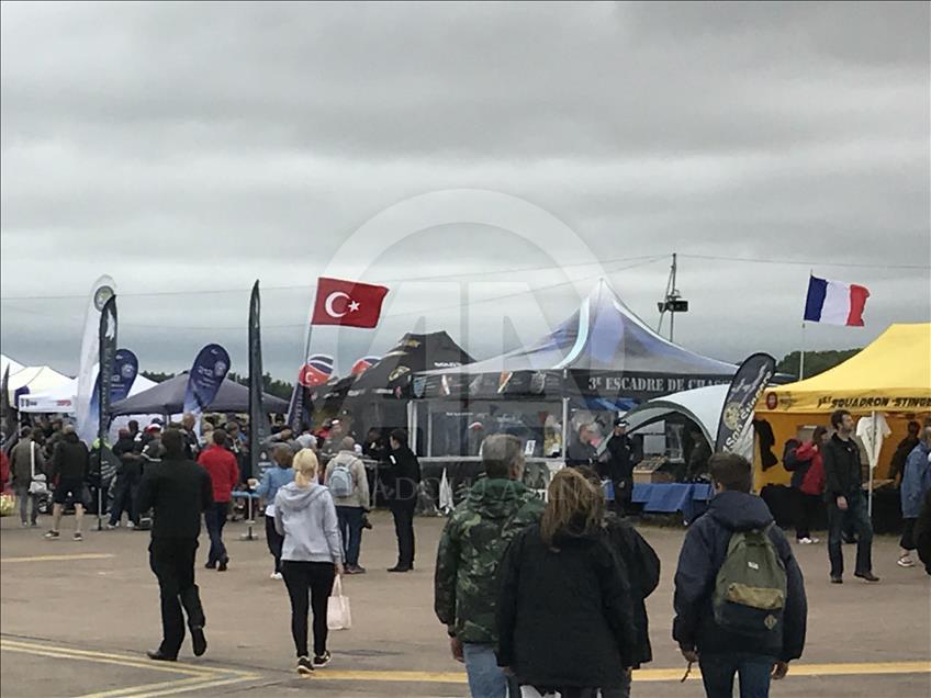 Aviatorët turq magjepsin turmën në një shfaqje ajrore në Britani