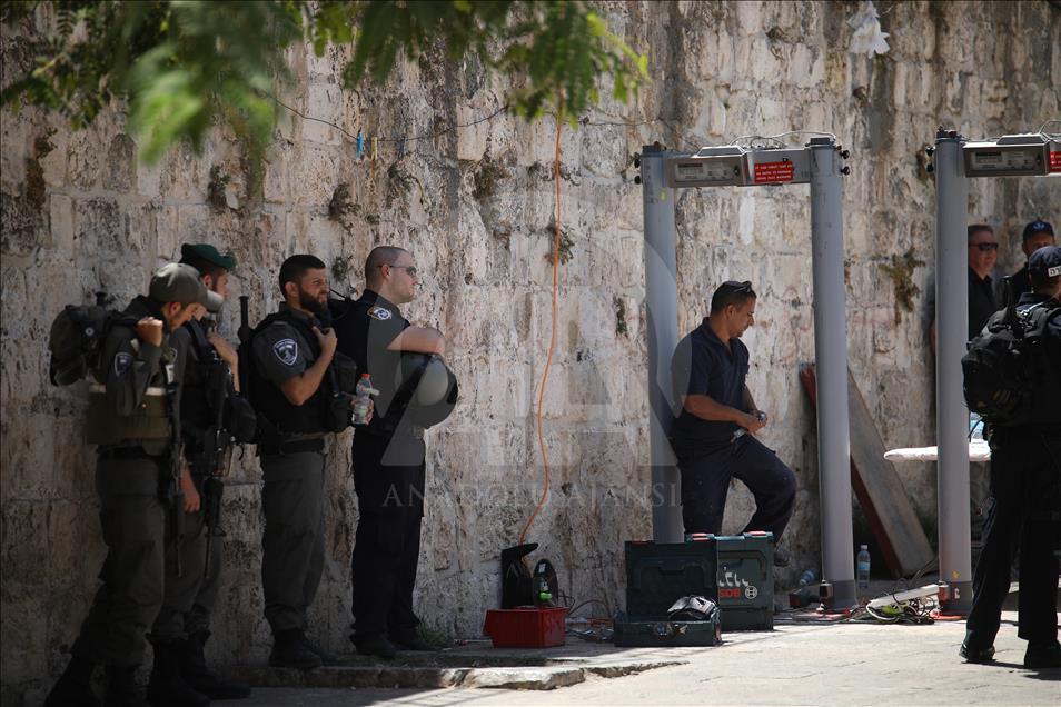 اسرائيل تشرع بتركيب بوابات الكترونية على بوابات المسجد الاقصى
