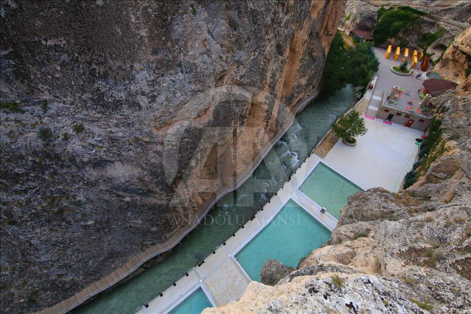 تركيا.. مسبح مياه كبريتية وسط أخدود جبلي يجذب السياح بملاطية

