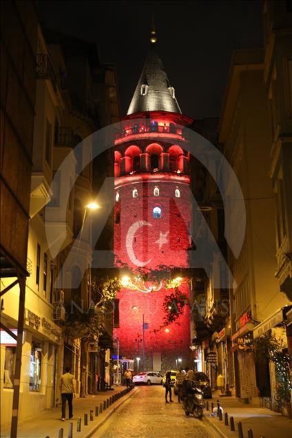 Galata Kulesi'ne Türk bayrağı yansıtıldı