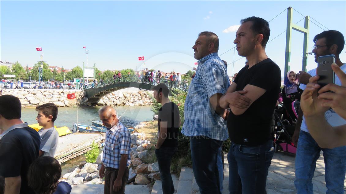 Balıkçı tekneleri "demokrasi" için yarıştı