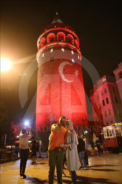Galata Kulesi'ne Türk bayrağı yansıtıldı