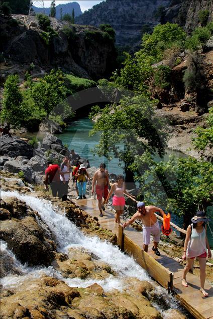 Sıcaktan bunalanlar Küp Şelaleri'nde serinliyor