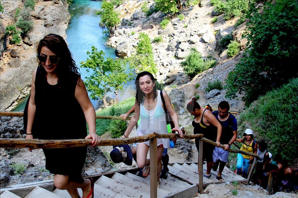 Sıcaktan bunalanlar Küp Şelaleri'nde serinliyor
