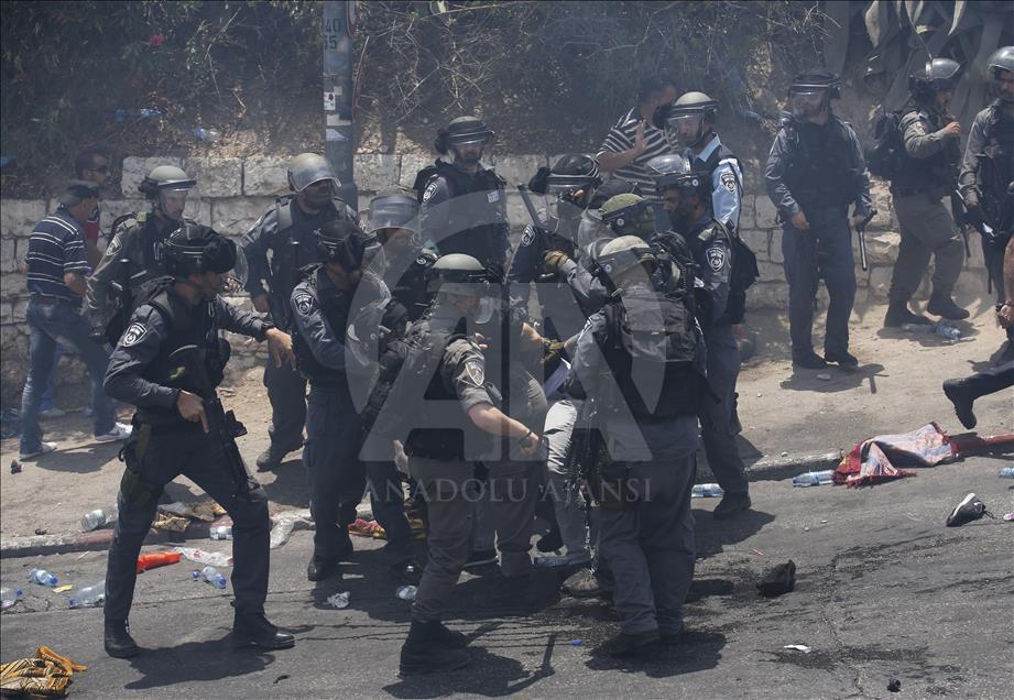Israeli security forces attack Palestinians on Friday Prayer in front of Al Aqsa