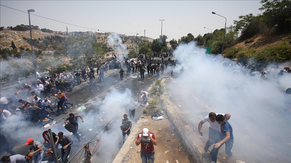 Израильская полиция применила силу против палестинцев у Аль-Аксы
