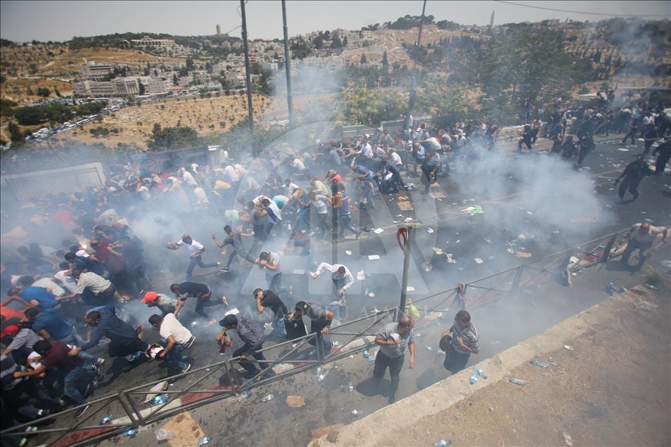 Israeli security forces attack Palestinians on Friday Prayer in front of Al Aqsa
