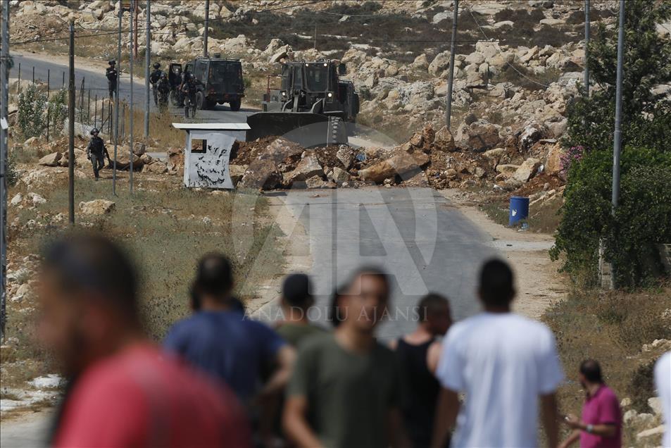الجيش الإسرائيلي يقتحم قرية "كوبر" بالضفة ويغلقها بالسواتر الترابية
