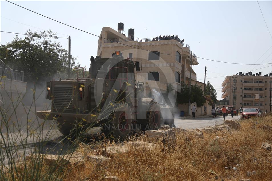 الجيش الإسرائيلي يقتحم قرية "كوبر" بالضفة ويغلقها بالسواتر الترابية
