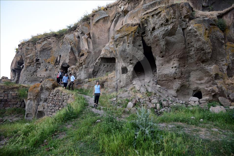 Bitlis'teki mağara evler turizme kazandırılıyor