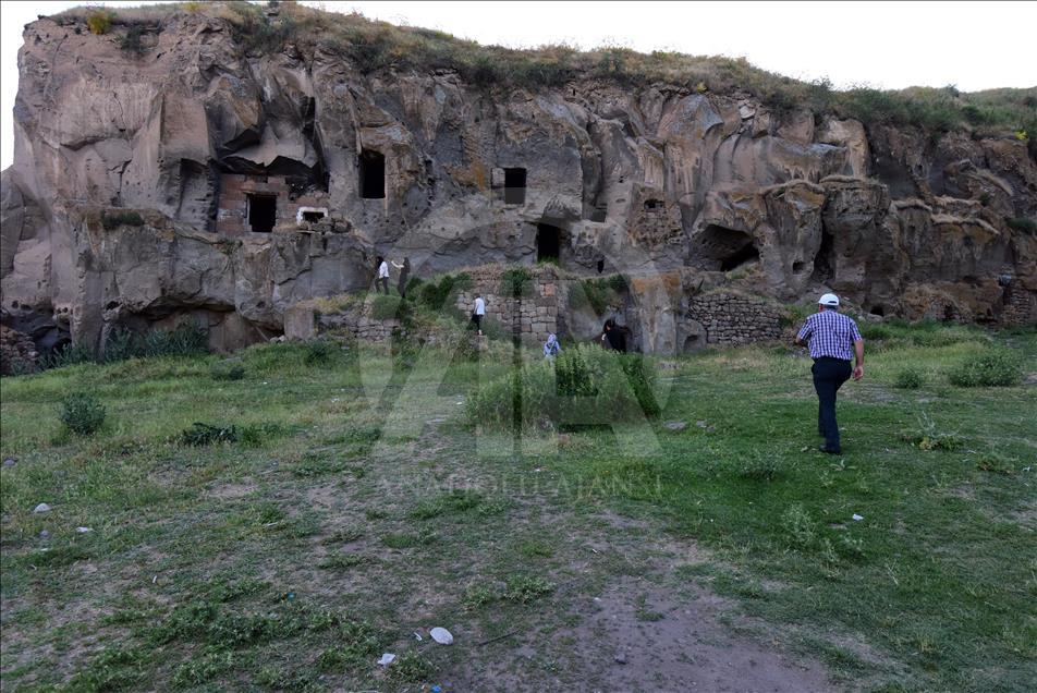 Bitlis'teki mağara evler turizme kazandırılıyor