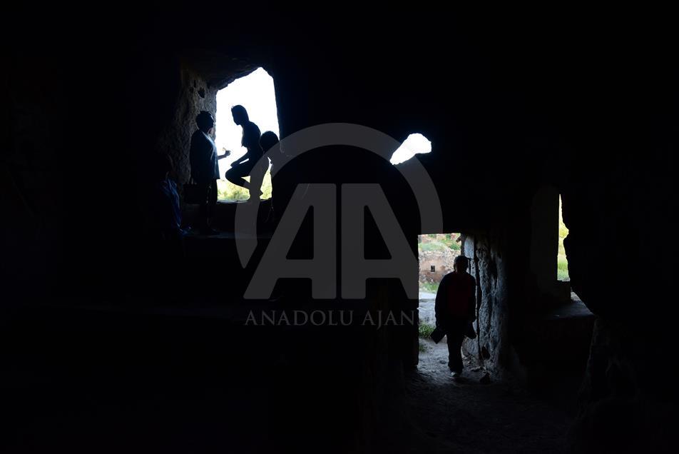 Bitlis'teki mağara evler turizme kazandırılıyor