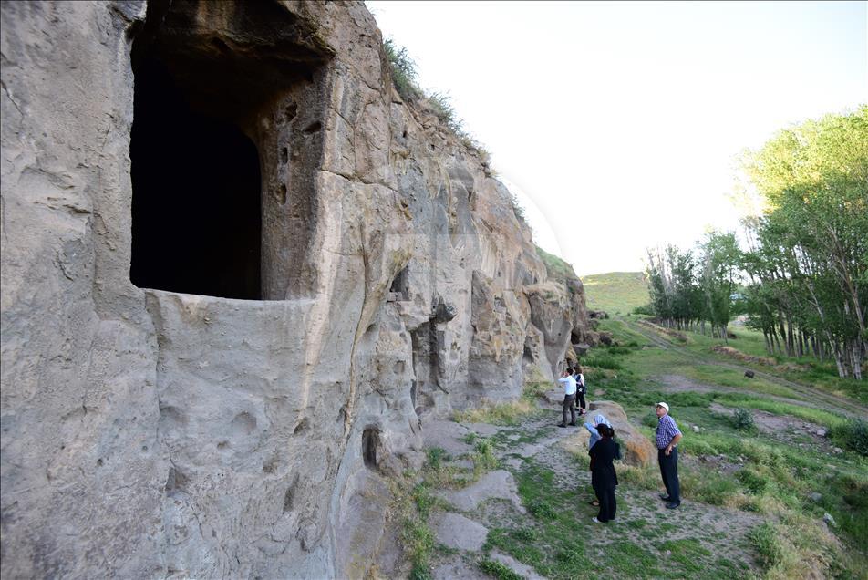 Bitlis'teki mağara evler turizme kazandırılıyor