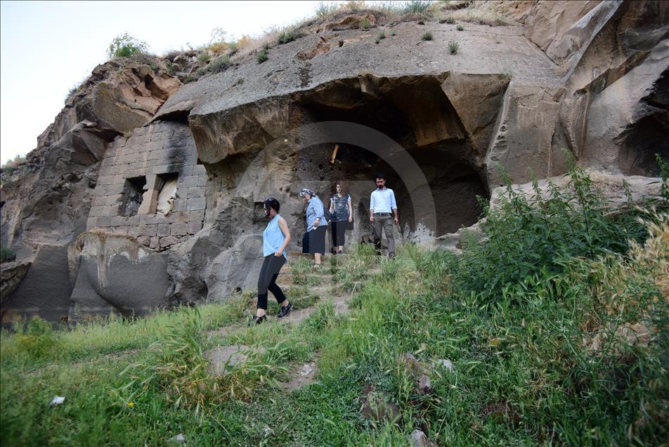 Bitlis'teki mağara evler turizme kazandırılıyor