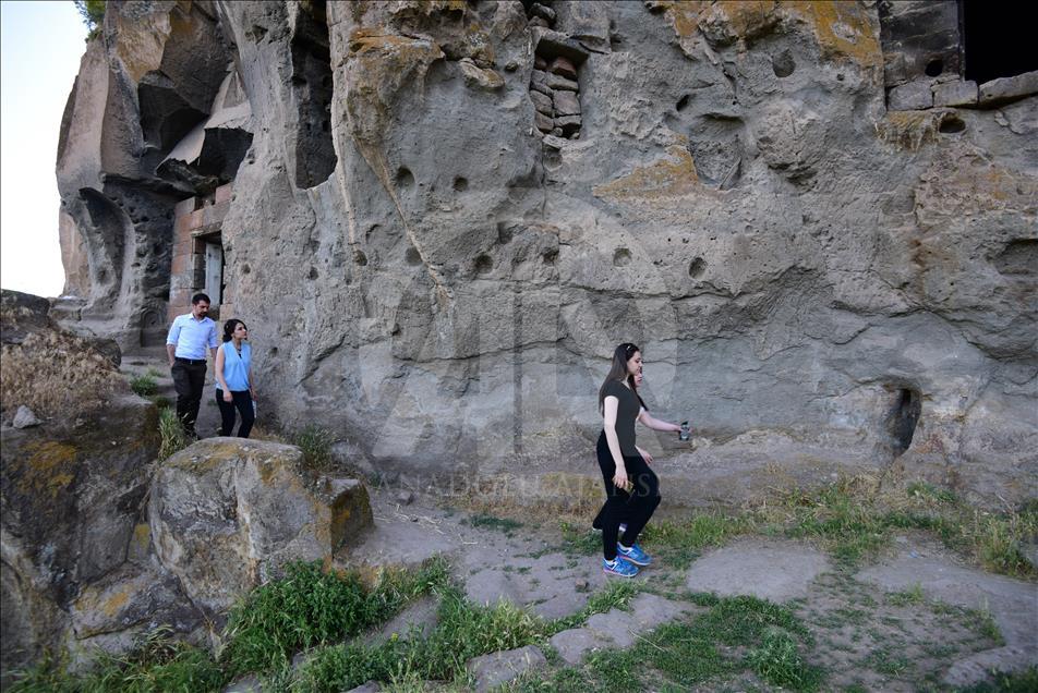 Bitlis'teki mağara evler turizme kazandırılıyor