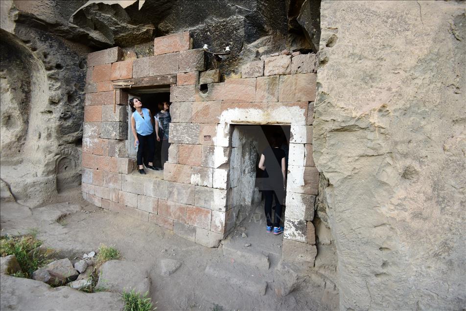 Bitlis'teki mağara evler turizme kazandırılıyor