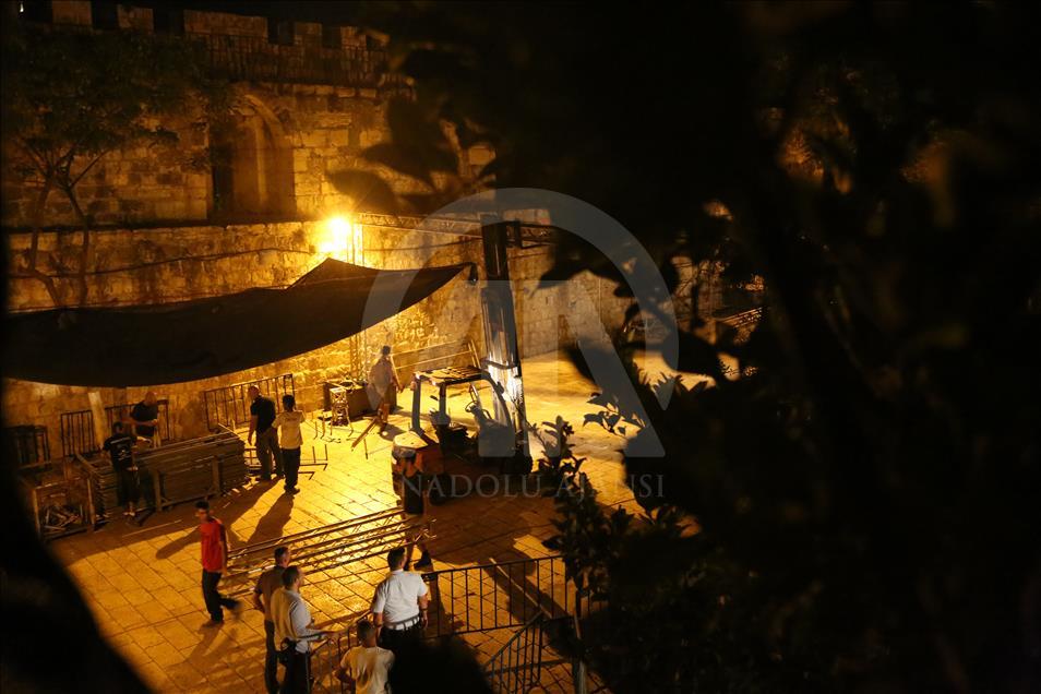İsrail polisi Mescid-i Aksa'nın kapısındaki demirleri de kaldırdı