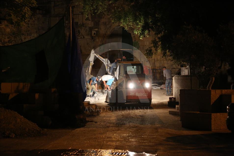 İsrail polisi Mescid-i Aksa'nın kapısındaki demirleri de kaldırdı