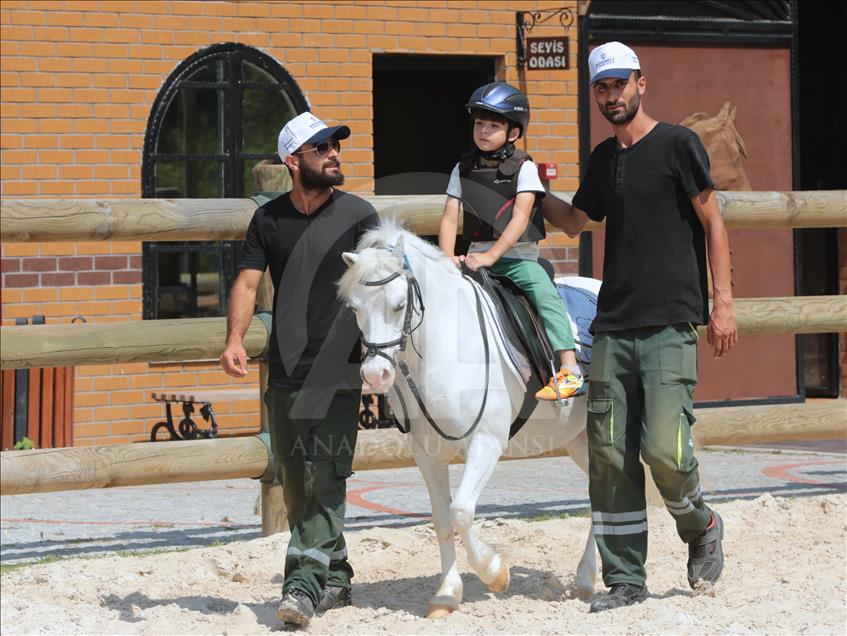 Binlerce çocuğu "at"a sporuyla buluşturdular
