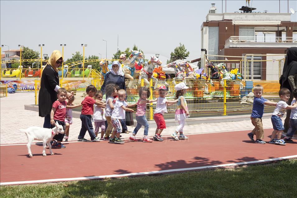 Turska: Par iz Konye ”usvojio“ jare, vode ga u posjete, lunapark, frizeru..