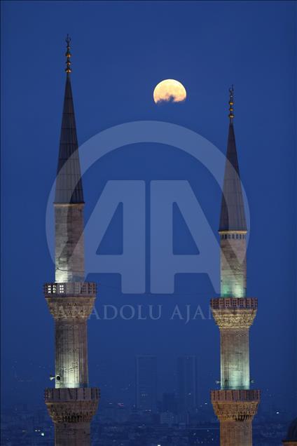 ''Parçalı ay tutulması" gerçekleşti
