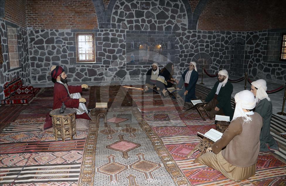 گێڕانەوەی ژیاننامەی ئەحمەدی خانی لە رێگەی پەیکەری سیلیکۆن