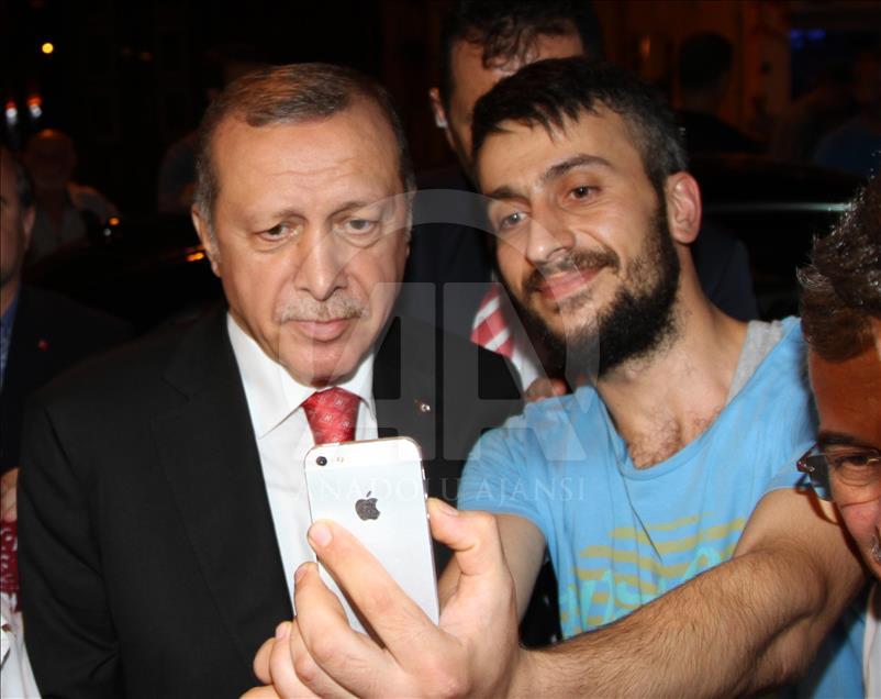 Cumhurbaşkanı Erdoğan, çocuklara çikolata alıp oyuncak dağıttı
