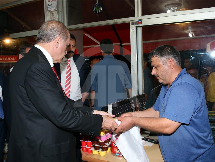 Cumhurbaşkanı Erdoğan, çocuklara çikolata alıp oyuncak dağıttı