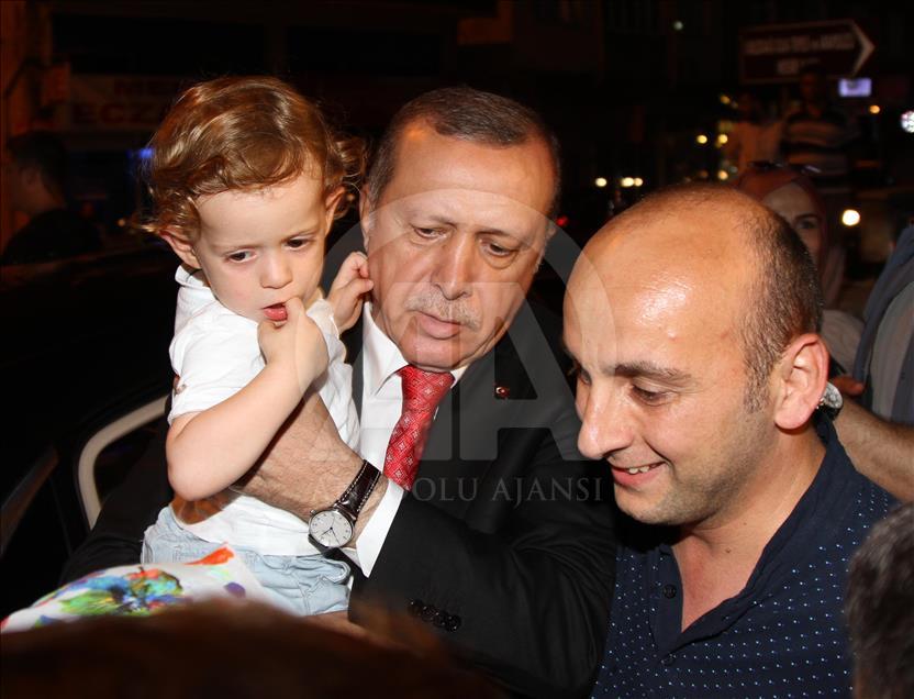 Cumhurbaşkanı Erdoğan, çocuklara çikolata alıp oyuncak dağıttı