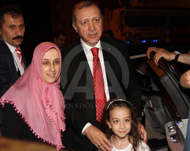 Cumhurbaşkanı Erdoğan, çocuklara çikolata alıp oyuncak dağıttı
