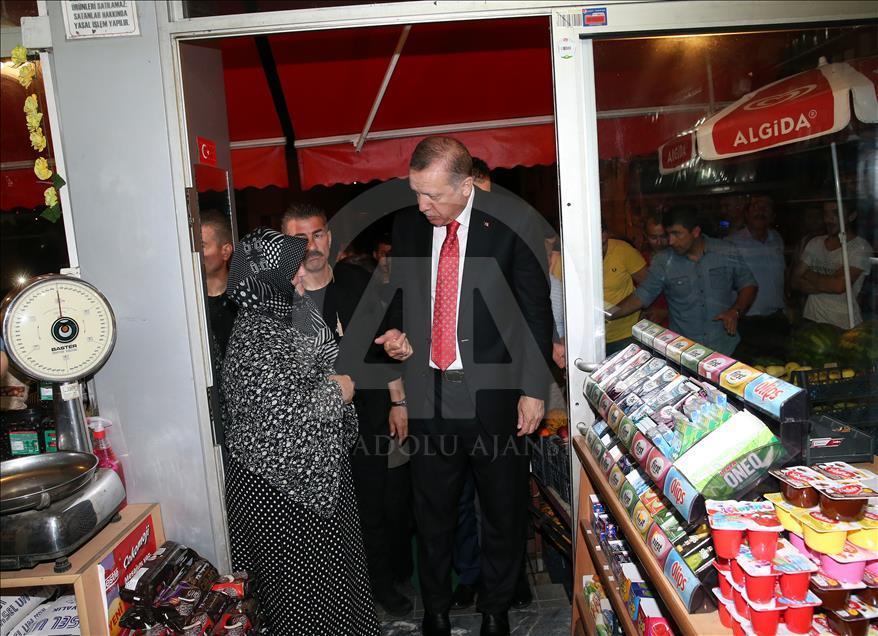 Cumhurbaşkanı Erdoğan, çocuklara çikolata alıp oyuncak dağıttı