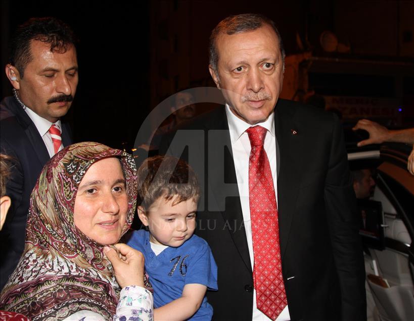 Cumhurbaşkanı Erdoğan, çocuklara çikolata alıp oyuncak dağıttı