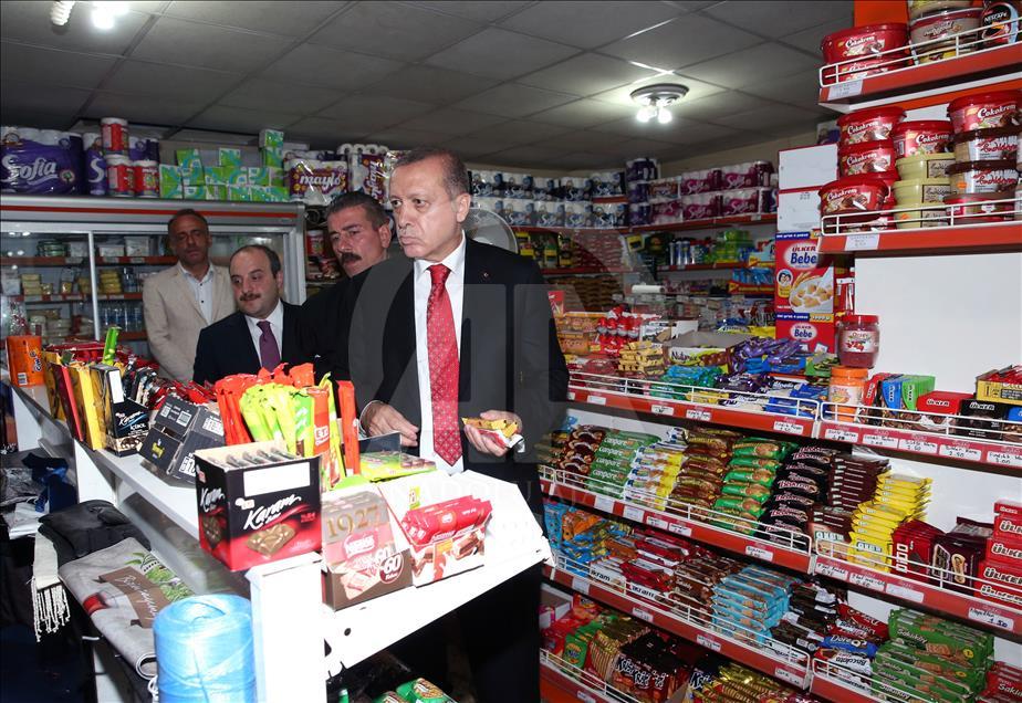 Cumhurbaşkanı Erdoğan, çocuklara çikolata alıp oyuncak dağıttı