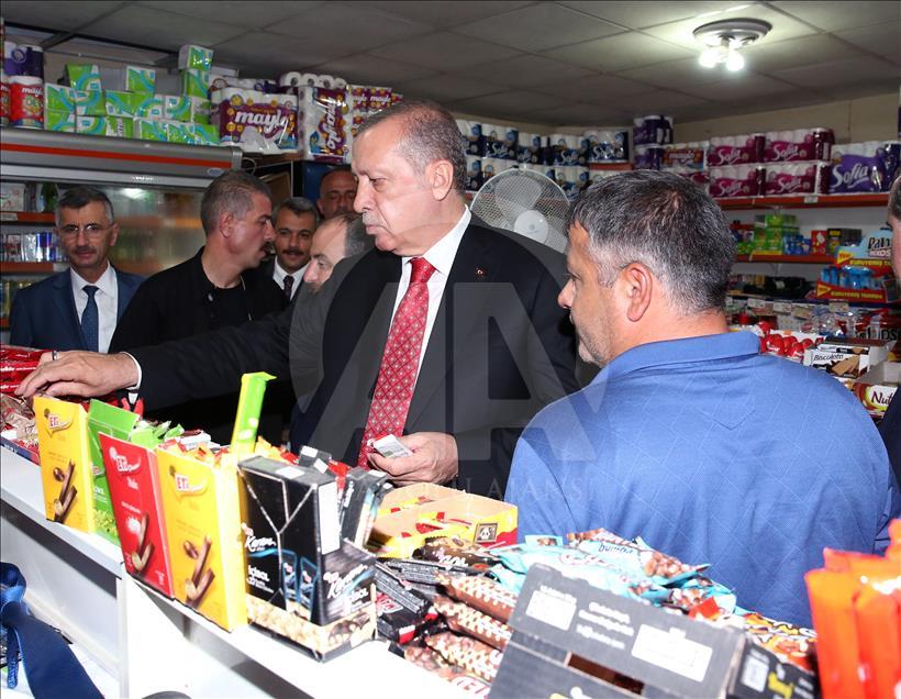 Cumhurbaşkanı Erdoğan, çocuklara çikolata alıp oyuncak dağıttı