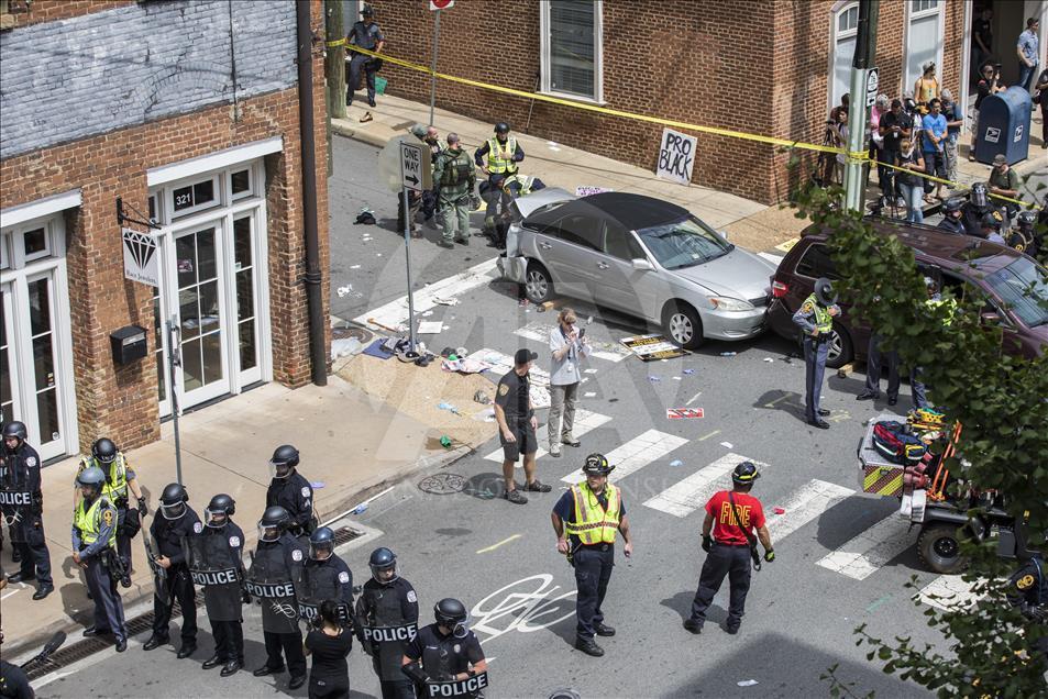 Une voiture heurte une foule de manifestants d'extrême droite à Charlottesville