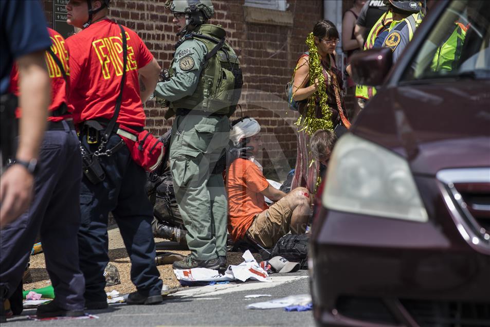 Une voiture heurte une foule de manifestants d'extrême droite à Charlottesville