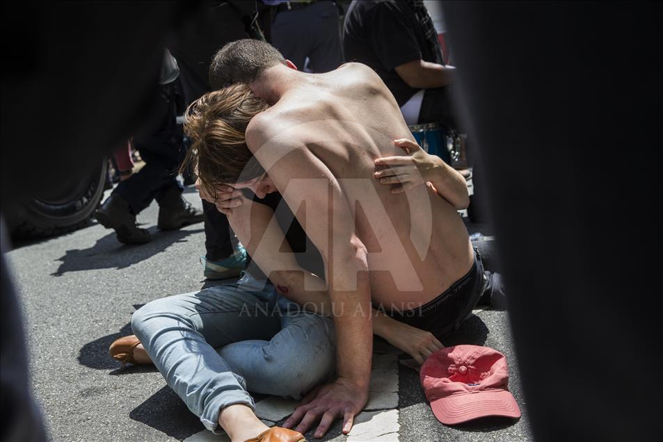 Une voiture heurte une foule de manifestants d'extrême droite à Charlottesville