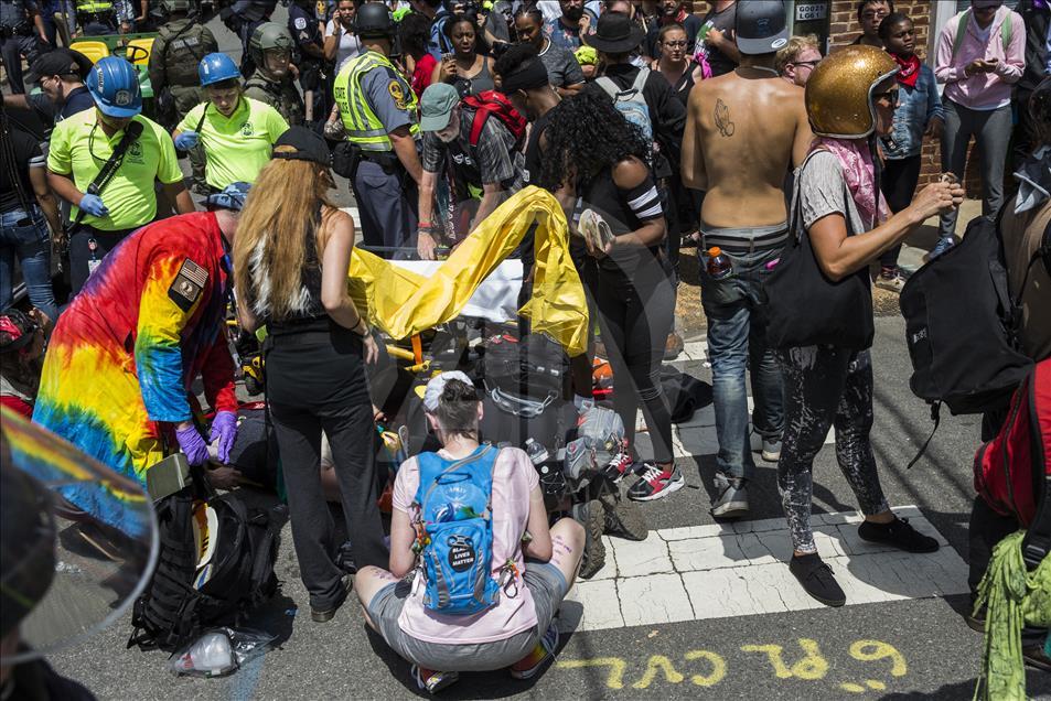 Une voiture heurte une foule de manifestants d'extrême droite à Charlottesville