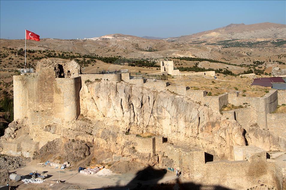 2 bin 800 yıllık tarihi surlar ayağa kaldırılıyor