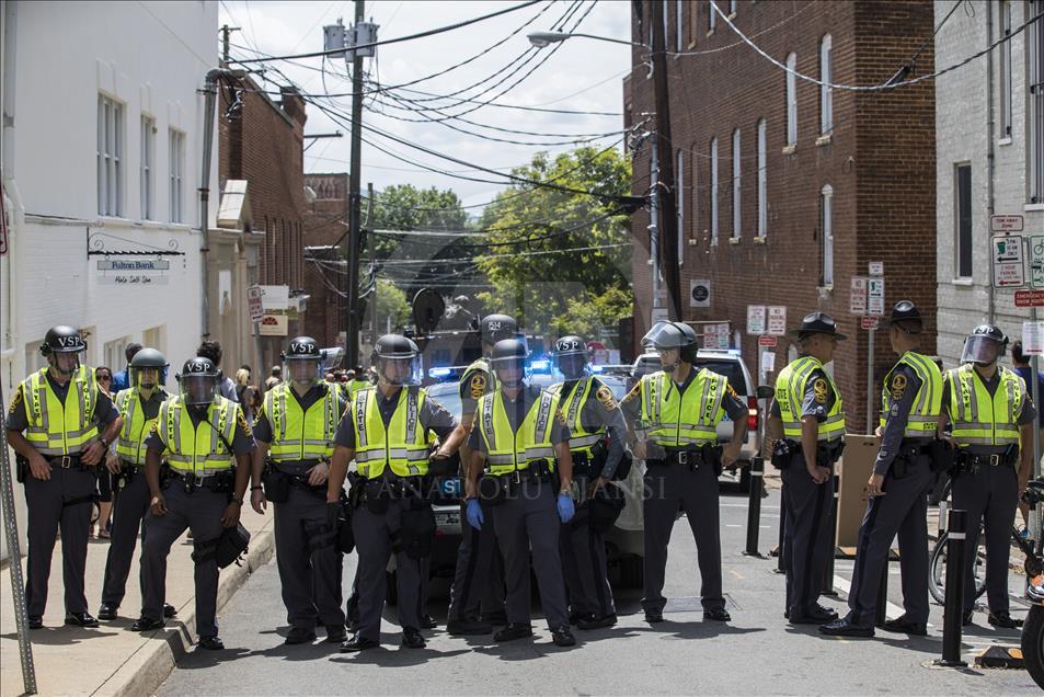 Une voiture heurte une foule de manifestants d'extrême droite à Charlottesville