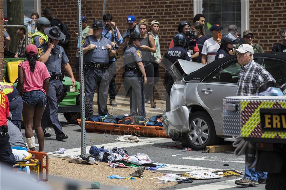 Une voiture heurte une foule de manifestants d'extrême droite à Charlottesville