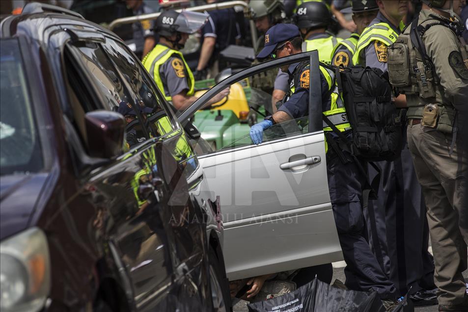 Une voiture heurte une foule de manifestants d'extrême droite à Charlottesville