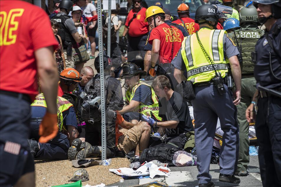 Une voiture heurte une foule de manifestants d'extrême droite à Charlottesville