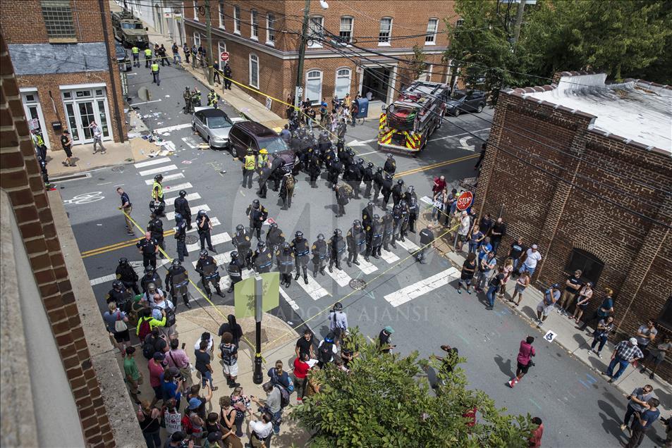 Une voiture heurte une foule de manifestants d'extrême droite à Charlottesville