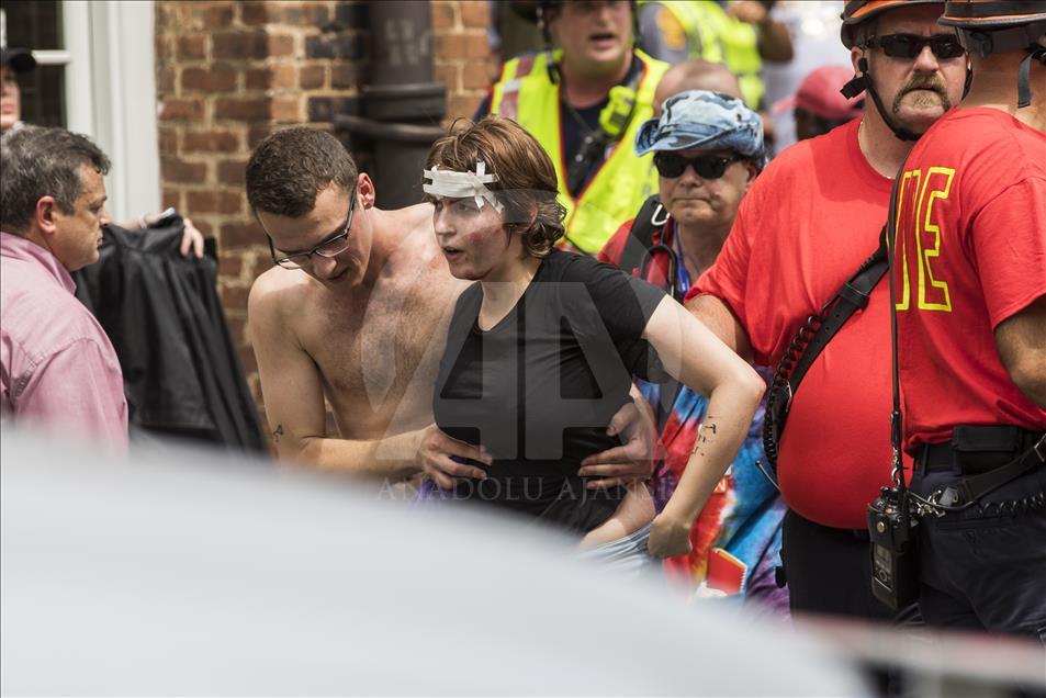 Une voiture heurte une foule de manifestants d'extrême droite à Charlottesville