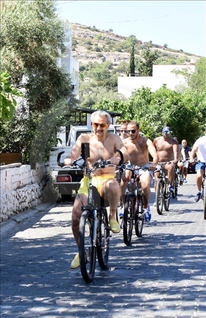 Le prince Walid bin Talal en vélo à Bodrum