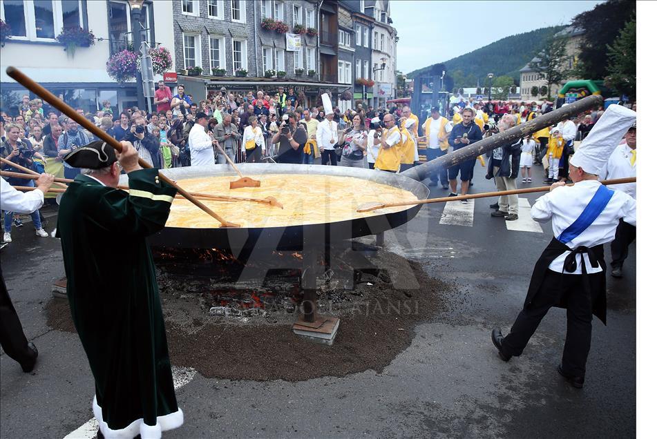 Belgique : Dix mille œufs pour la plus grande omelette au monde