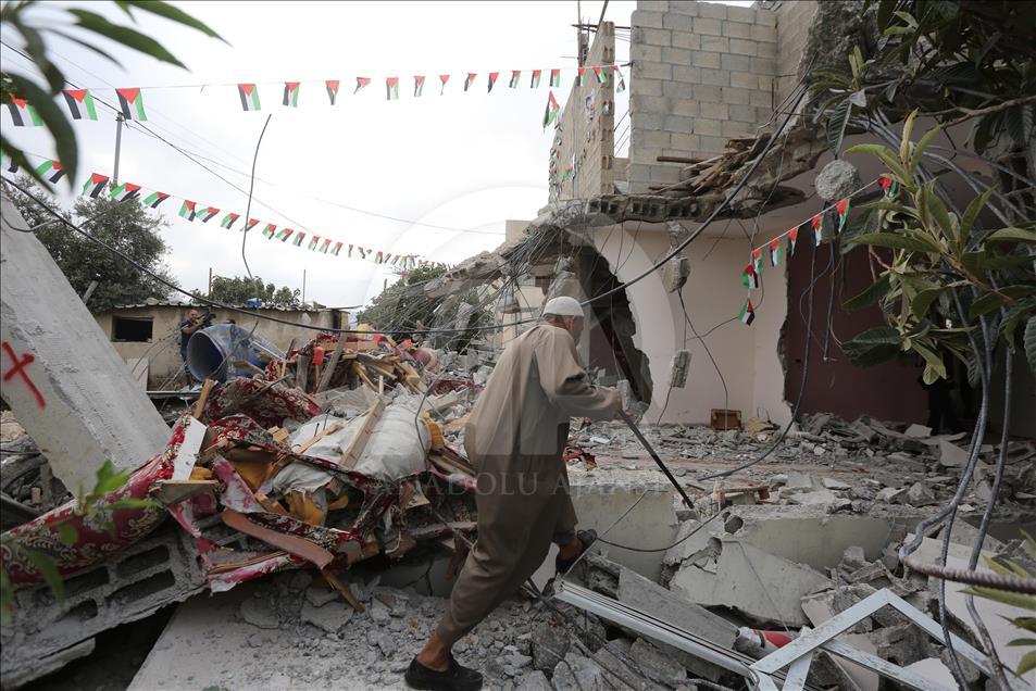 Israeli authority demolishes Palestinians' houses in Ramallah